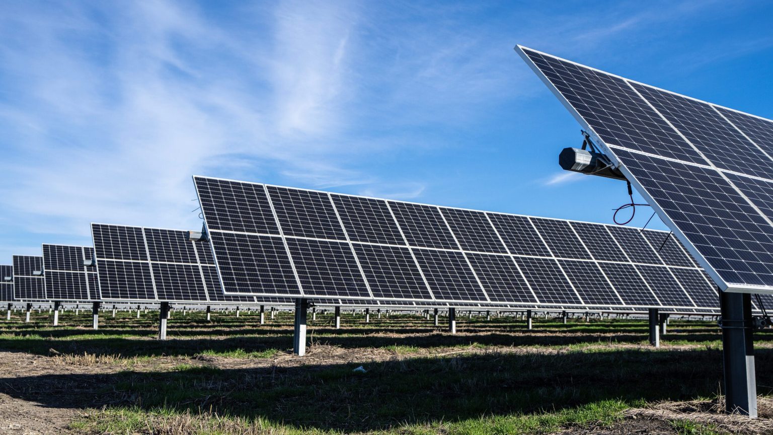 ¿Cuántos kilovatios genera una placa solar? Descubre su capacidad de generación de energía renovable